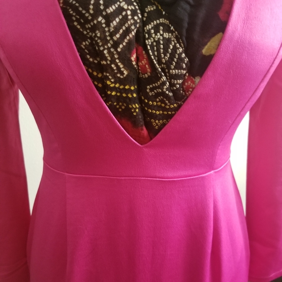 Deep V dress - Picture 8 of 12